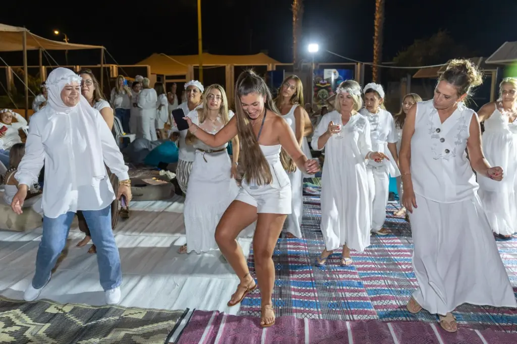נשים רוקדות בהרצאה ליום האישה של לי זקן