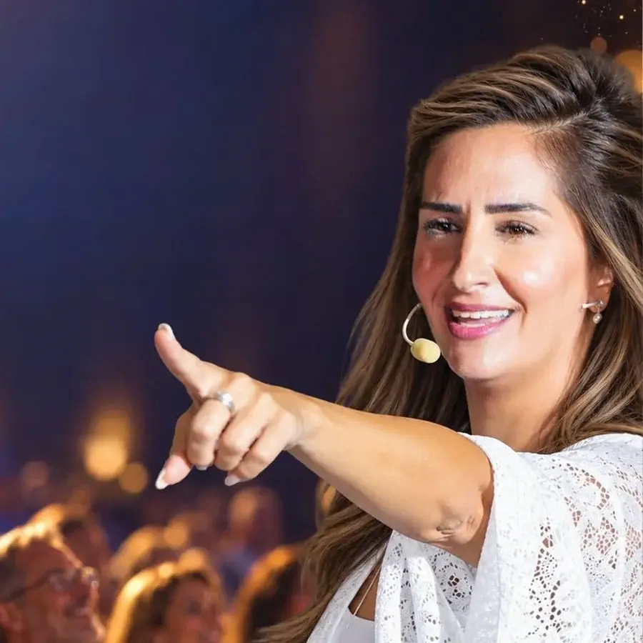 לי זקן מרצה מול קהל מוחא כפיים בהרצאת אפשרי בעולם – אפשרי בשבילי